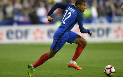 安博电竞快讯-久保建英任意球绕过人墙破门